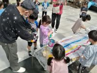 Aくみ鯉のぼりの色塗りをしました☺ペンキを使って線を引きます🎏とっても素敵に出来上がりました✨✨厚別川に飾られる日を楽しみにしていてくださいね🎵