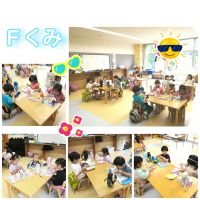 Ｆくみお昼ご飯の様子です🎵🍙お友だちと同じゼリーが入ってたら笑顔で見せてくれます😄グループのお友だちと話しながらモリモリ食べていますよ✴🍴